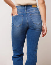 Load image into Gallery viewer, Chloe Straight Jeans/Everyday Blue
