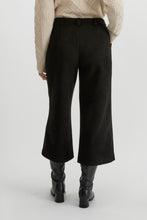 Load image into Gallery viewer, Cropped stretch pant/black

